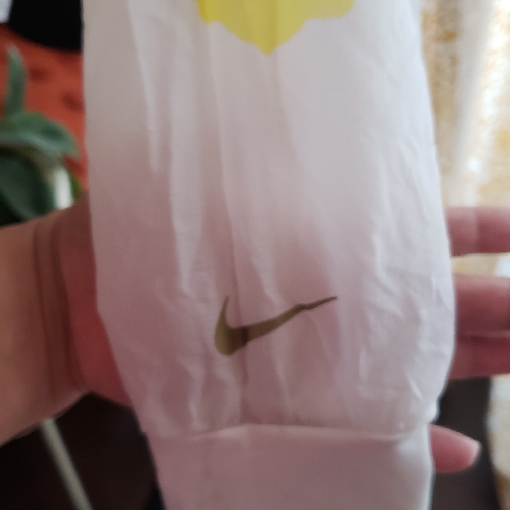 Nike top - Picture 3 of 3